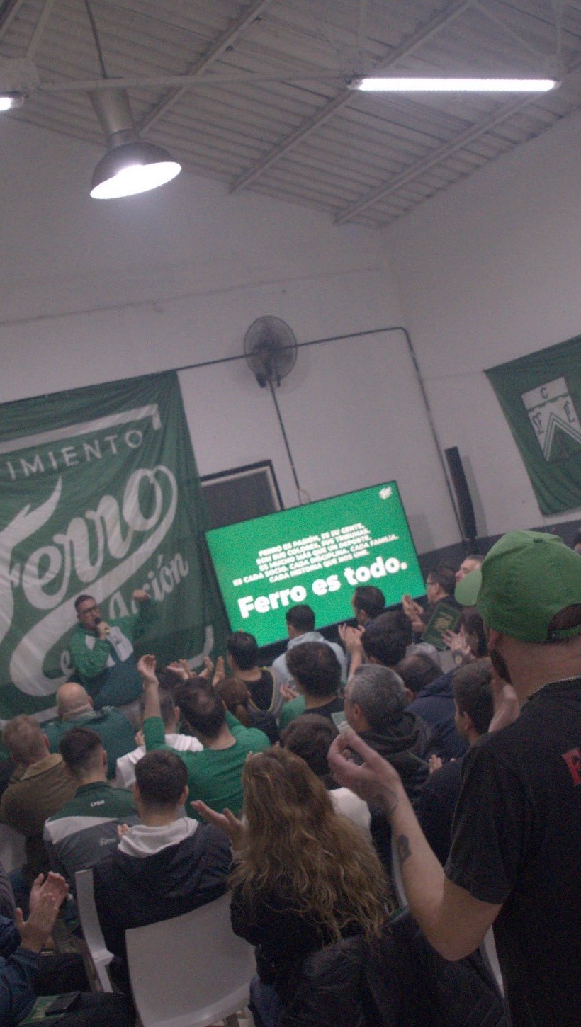 Socios y socias durante la Reunión Abierta de Ferro en Acción